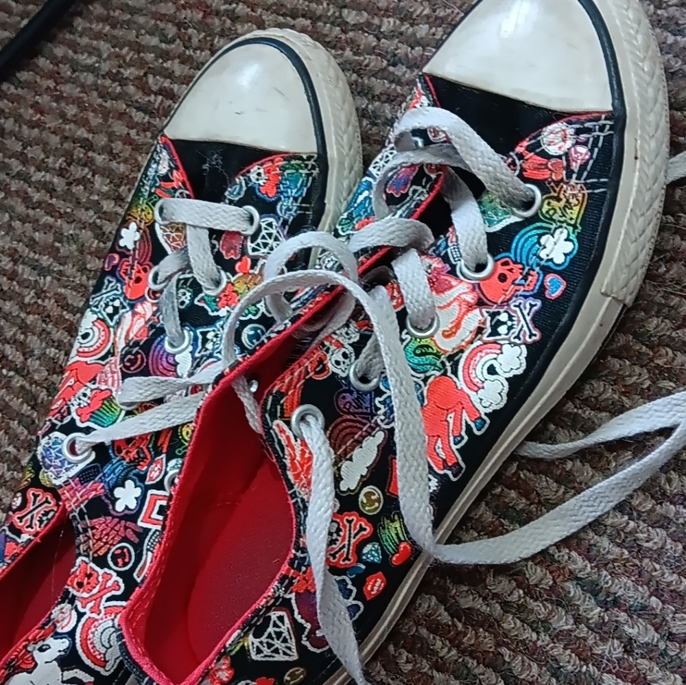 Kids size 3 converse